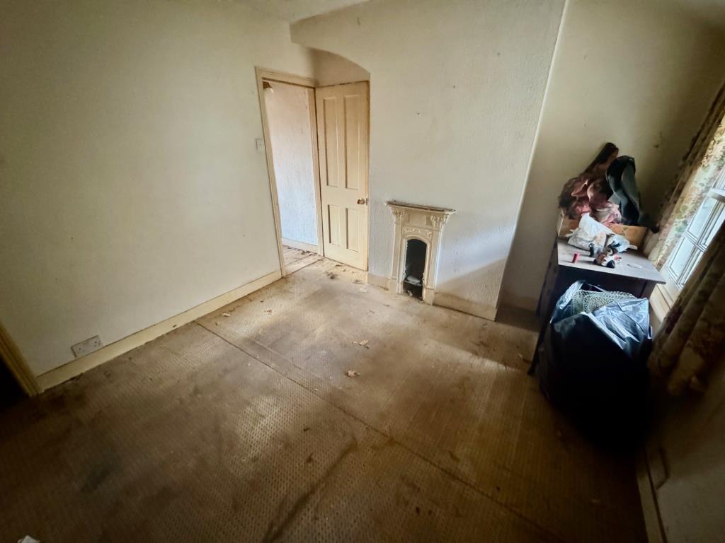 Lot: 132 - MID-TERRACE COTTAGE FOR IMPROVEMENT - Bedroom 2